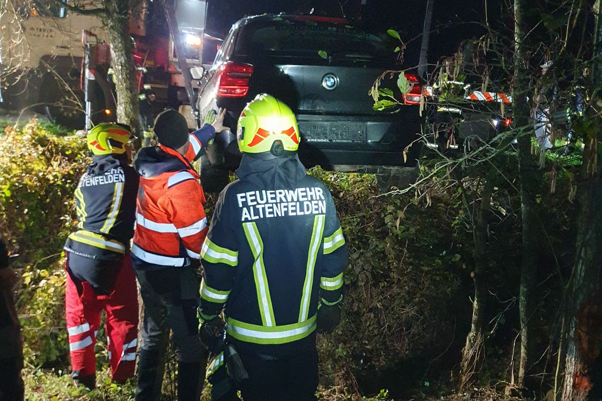 Fahrerflucht in Altenfelden OÖ – Pkw landet bei Unfall im Bach