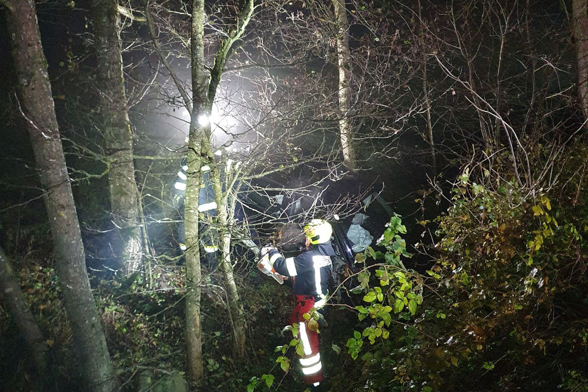 Fahrerflucht in Altenfelden OÖ – Pkw landet bei Unfall im Bach