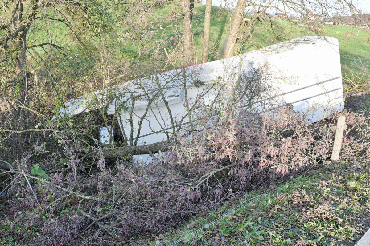 Buttisholz LU – Anhänger löst sich und landet in Bachbett