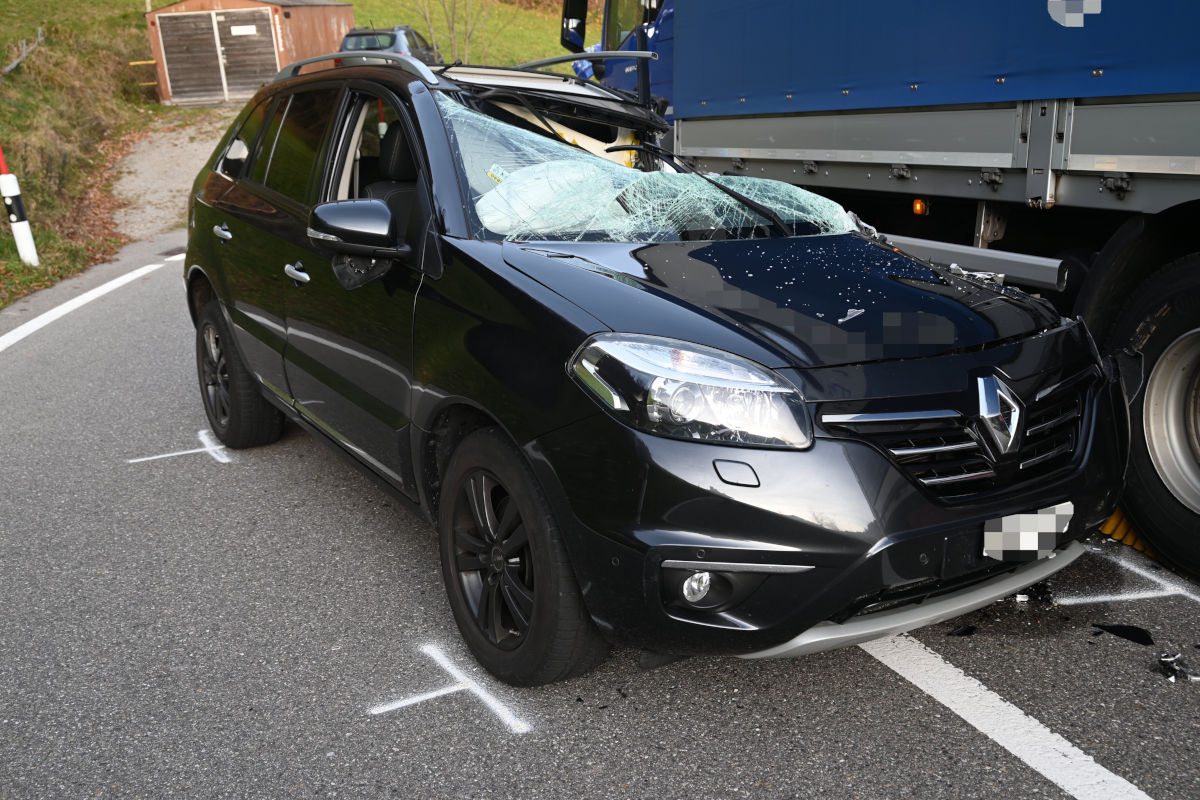 Brunnadern SG – Unfall zwischen Auto und Lkw