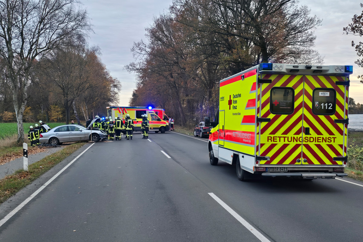 Dollern NI – Mercedes schleudert nach Unfall auf Radweg