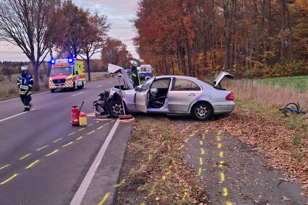 Dollern NI – Mercedes schleudert nach Unfall auf Radweg