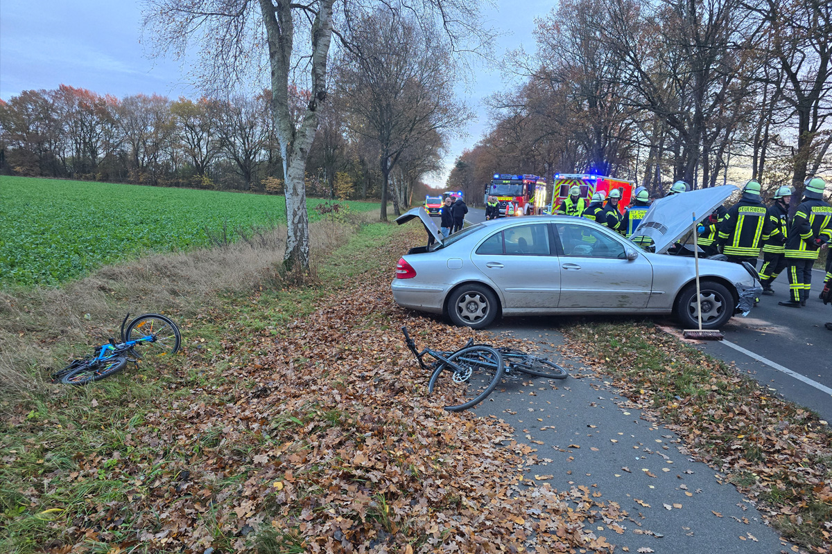 Dollern NI – Mercedes schleudert nach Unfall auf Radweg