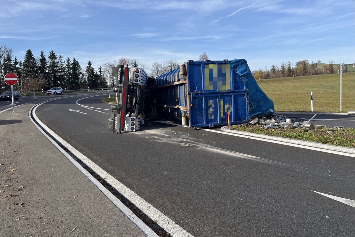 Oberbüren SG – Gekippter Lastwagen blockiert Einfahrt