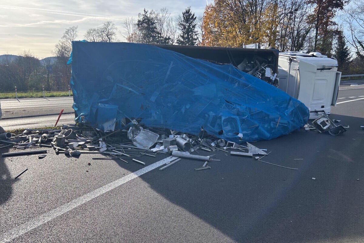 Oberbüren SG – Gekippter Lastwagen blockiert Einfahrt