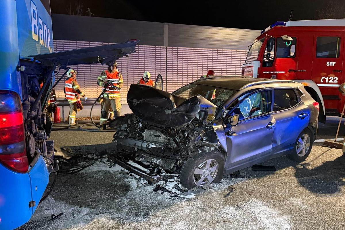 A12 Vomp T – Pkw prallt bei Unfall gegen Reisebus