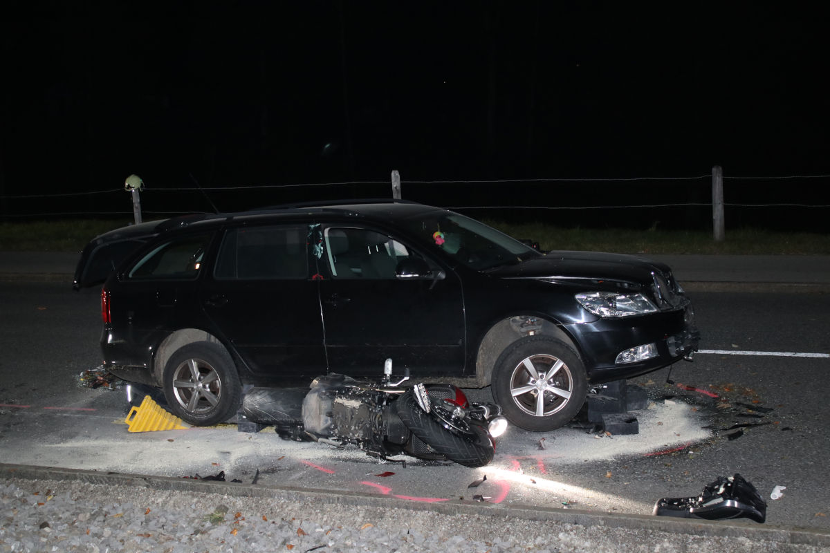 Unfall in Appenzell AI – Motorradfahrer unter Auto eingeklemmt