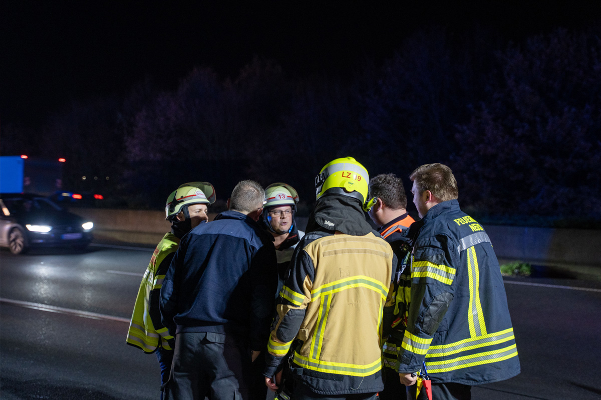 A2 Hamm NW – Feuerwehr Neuss löscht Lkw-Brand