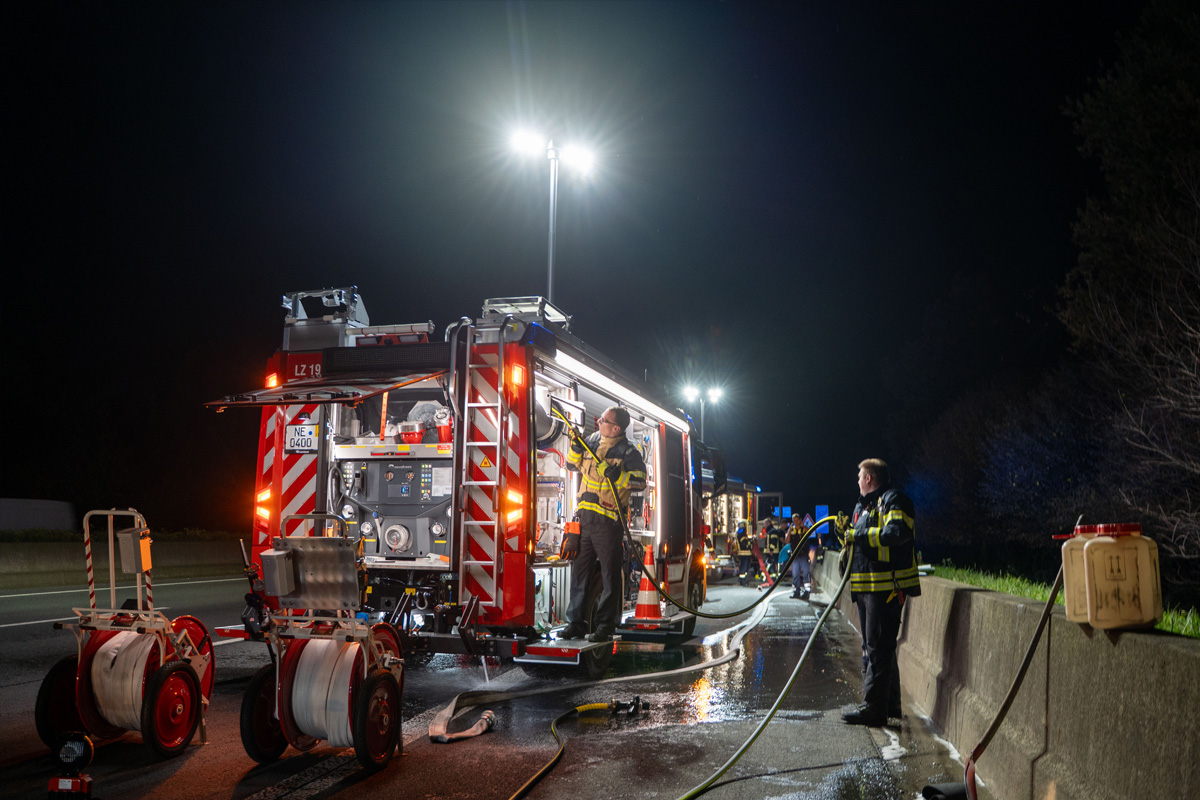 A2 Hamm NW – Feuerwehr Neuss löscht Lkw-Brand