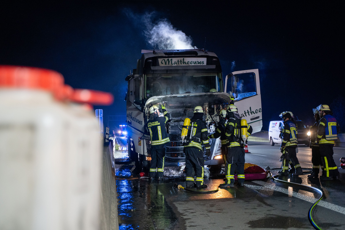 A2 Hamm NW – Feuerwehr Neuss löscht Lkw-Brand