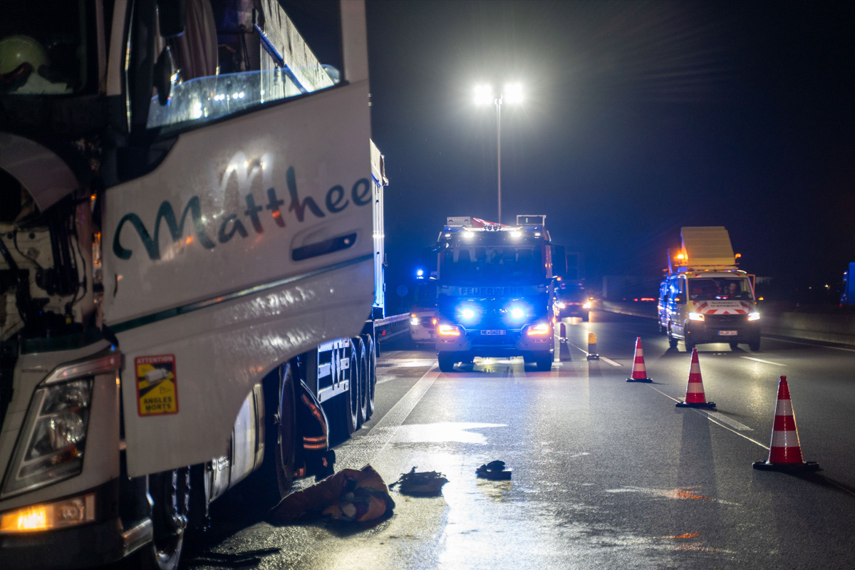 A2 Hamm NW – Feuerwehr Neuss löscht Lkw-Brand