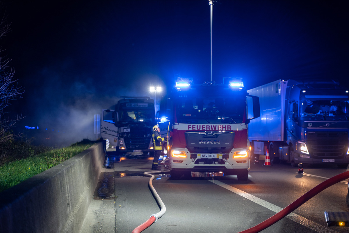 A2 Hamm NW – Feuerwehr Neuss löscht Lkw-Brand