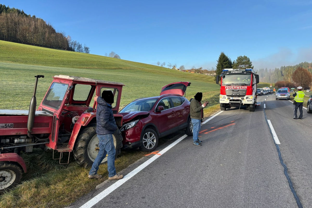 Pierbach OÖ – Unfall zwischen Auto und Traktor