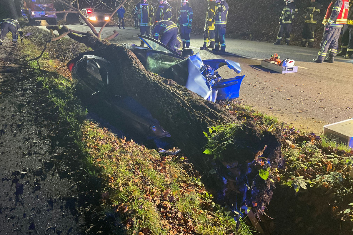 Pöhla SN – Baum stürzt nach Unfall auf Fahrzeug