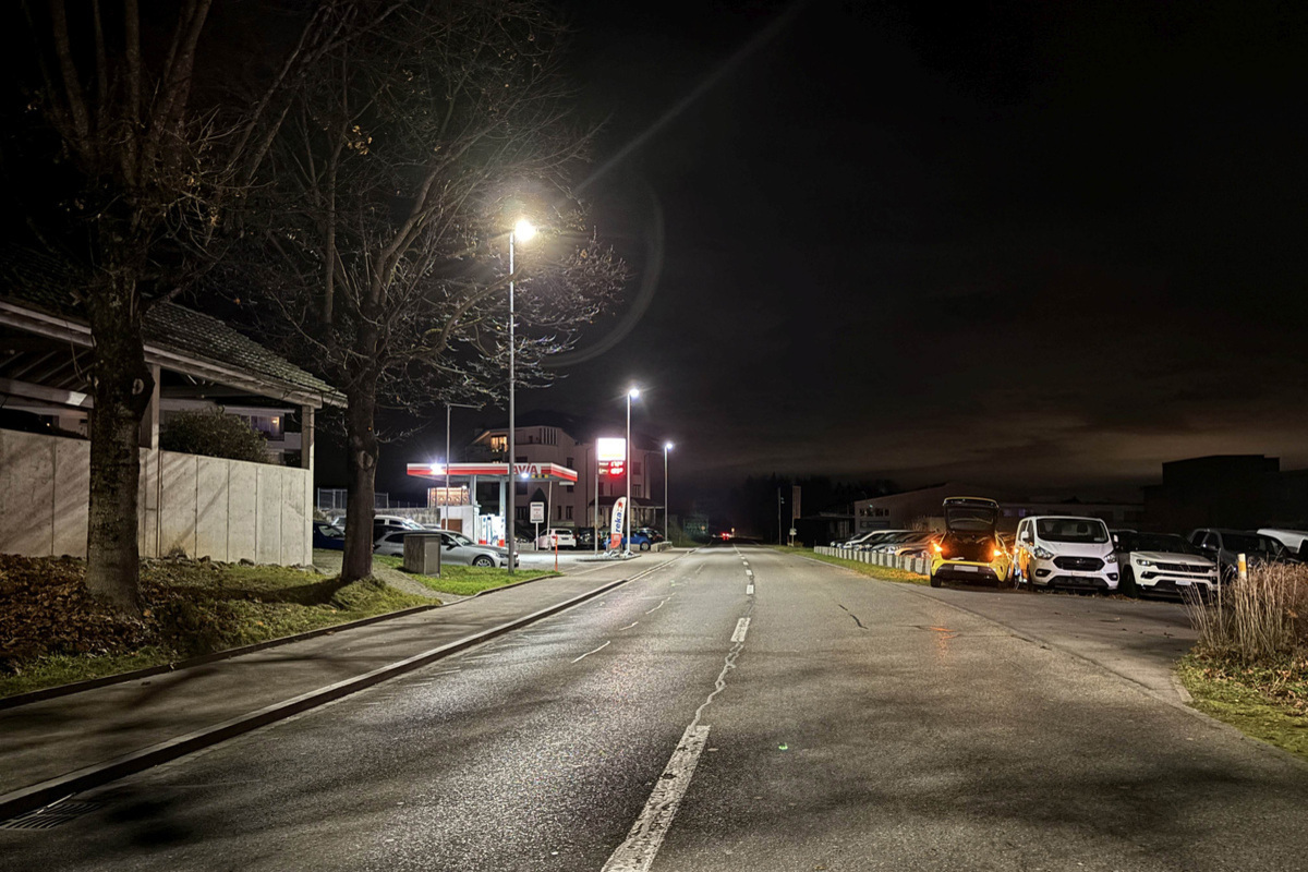 Dietwil AG – Selbstunfall richtet Schaden bei Autohändler an