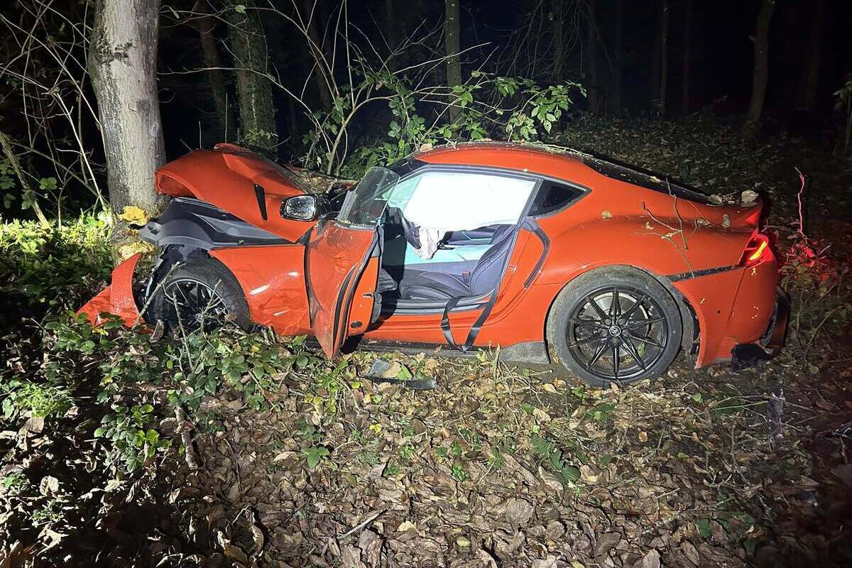 Unfall in Dietwil AG – Toyota Supra prallt frontal gegen Baum