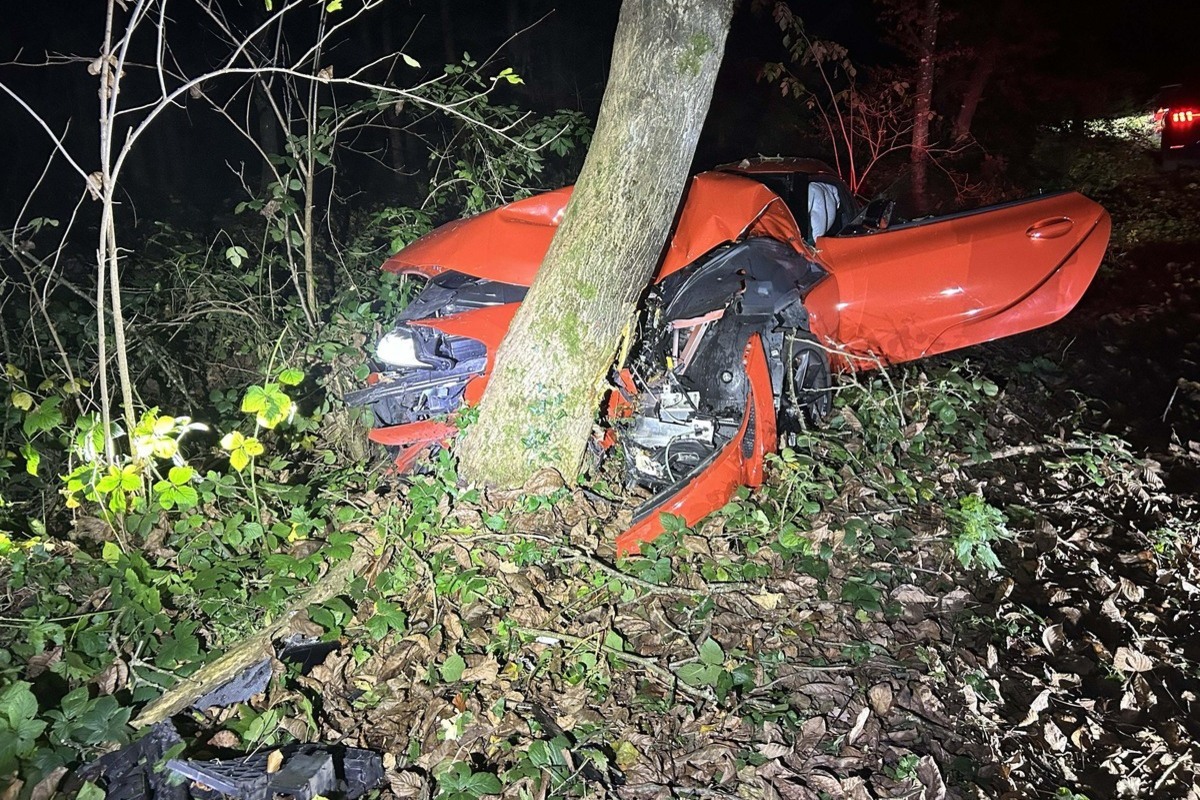 Unfall in Dietwil AG – Toyota Supra prallt frontal gegen Baum