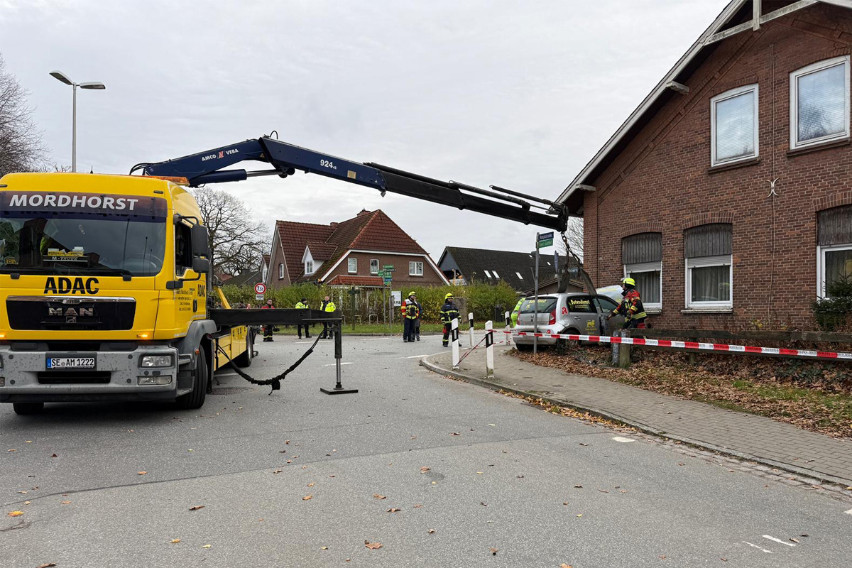 Großenaspe SH – Pkw kracht nach Unfall in Hauswand