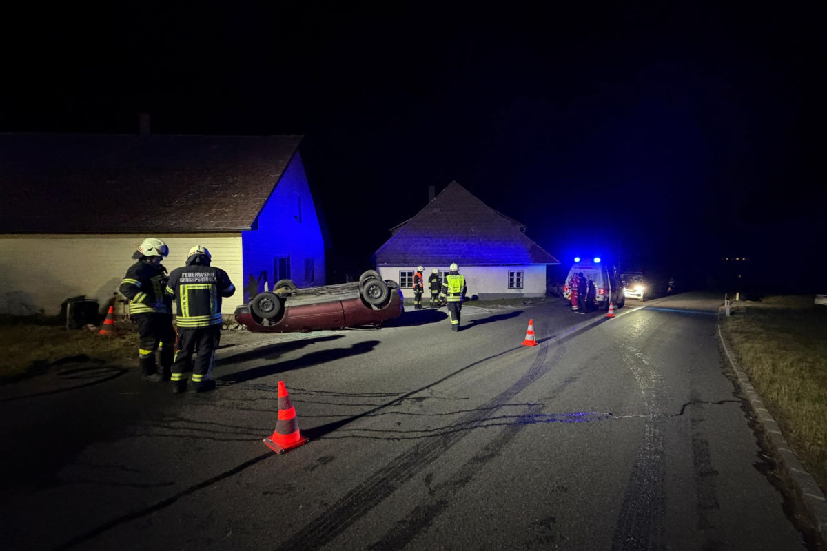 Großpertholz NÖ – Auto überschlägt sich und landet am Dach
