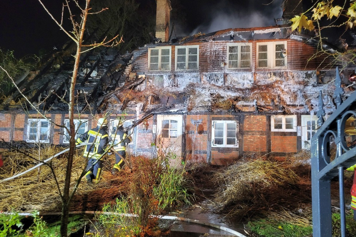 Seevetal NI – Historisches Reetdachhaus komplett niedergebrannt