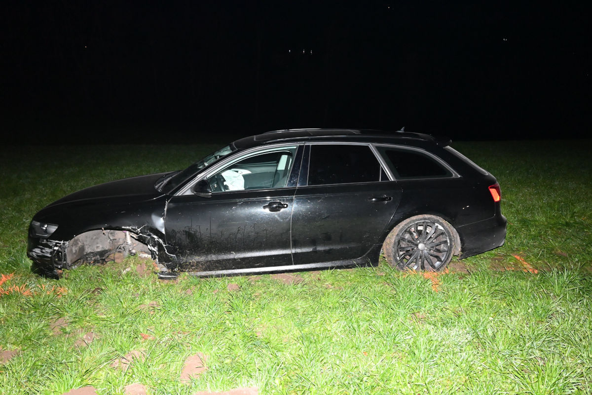 Unfall in Unterrindal SG – Alkoholisierter Lenker prallt gegen Mauer