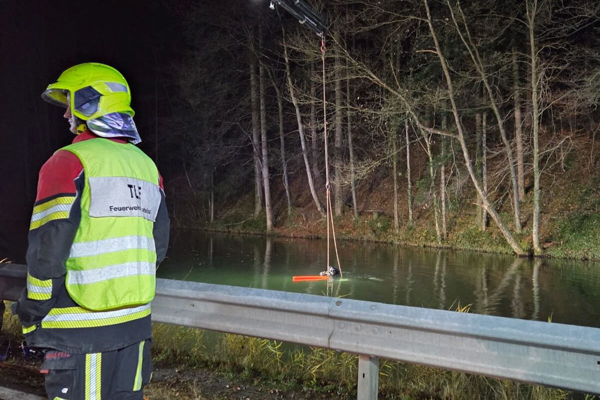 Tödlicher Unfall in Satteins V – Auto stürzt in See