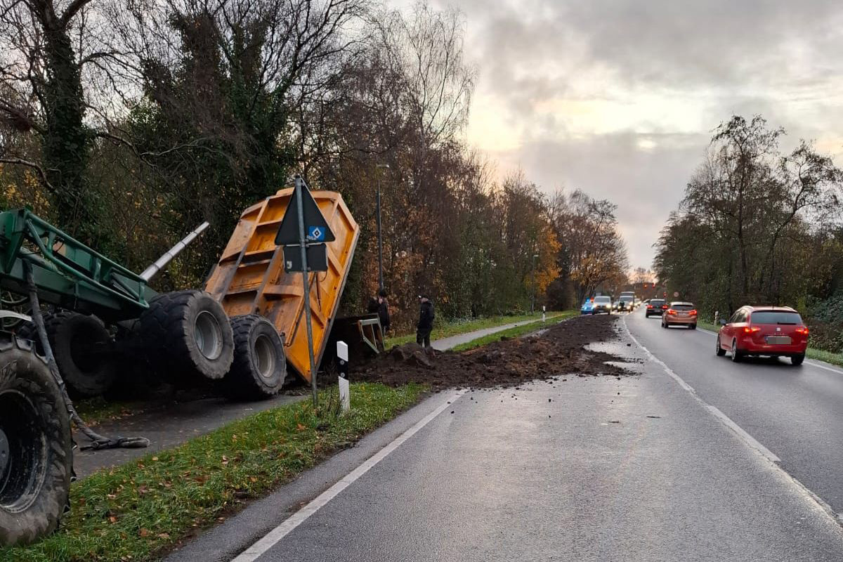 B73 Stade NI – Traktor kippt bei Unfall um