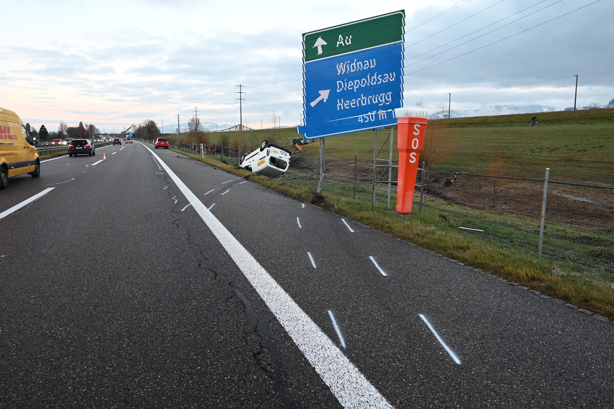 A13 Diepoldsau SG – Lieferwagen überschlägt sich bei Unfall