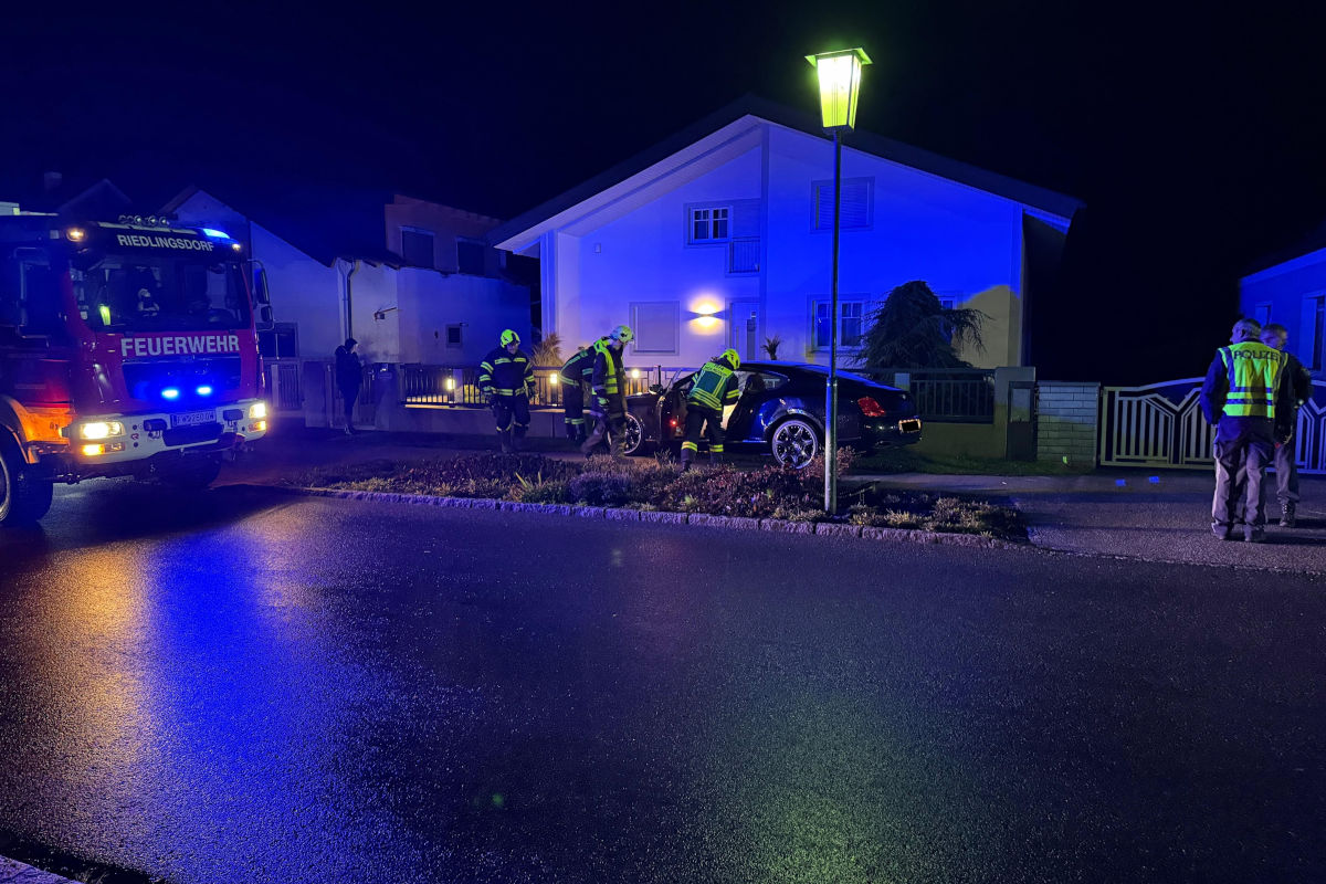 Unfall in Riedlingsdorf B – Bentley prallt in geparktes Auto