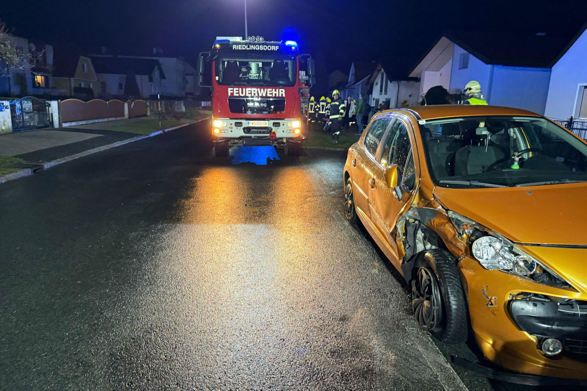 Unfall in Riedlingsdorf B – Bentley prallt in geparktes Auto