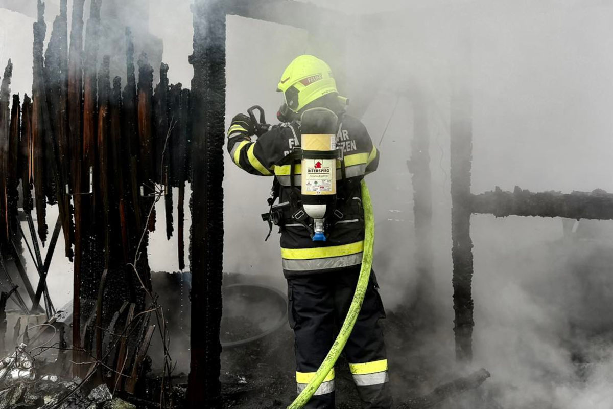 Wasserhofen K – Gartenhütte in Brand 