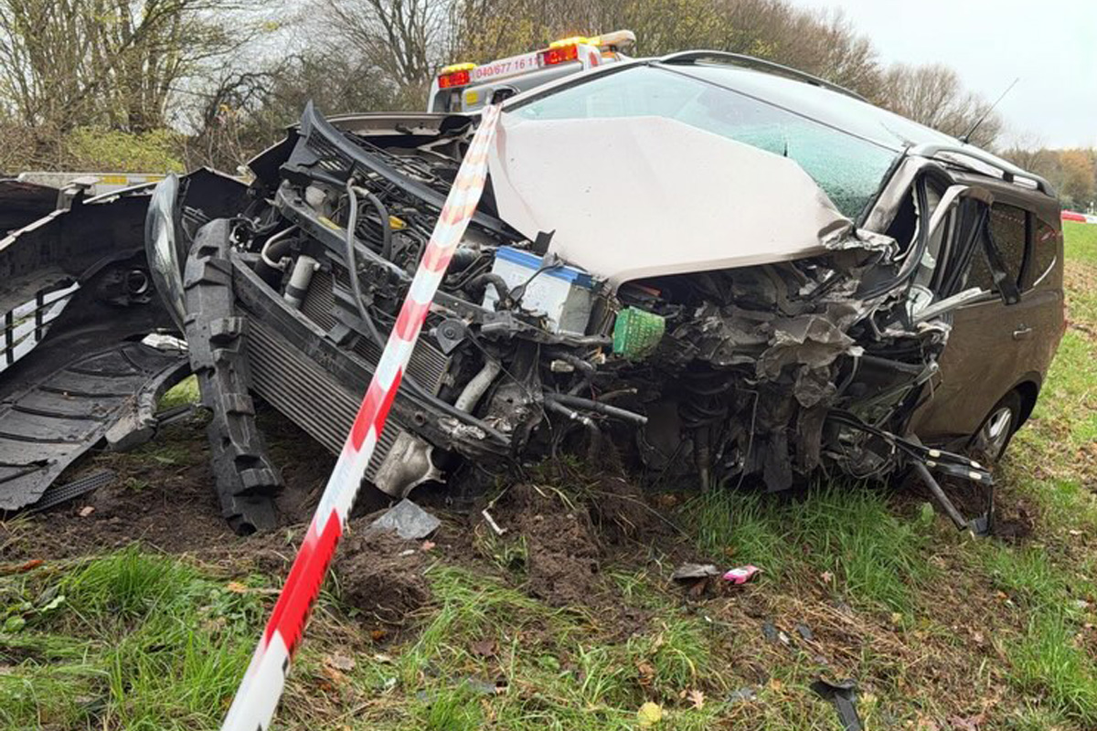 Barsbüttel SH – Pkw prallt frontal in Lkw auf Landstraße