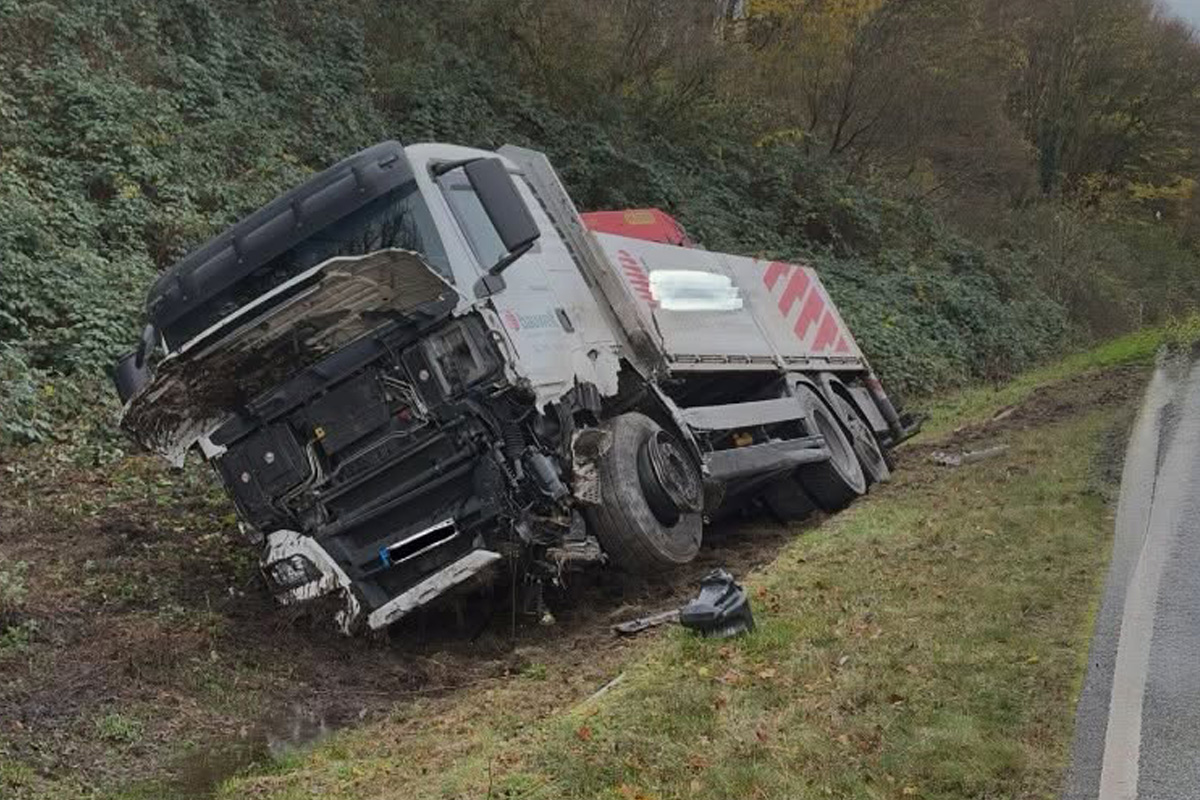 Barsbüttel SH – Pkw prallt frontal in Lkw auf Landstraße