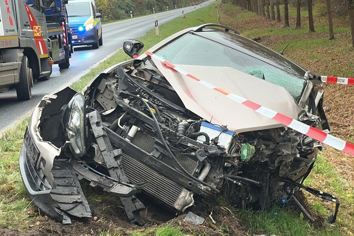 Barsbüttel SH – Pkw prallt frontal in Lkw auf Landstraße