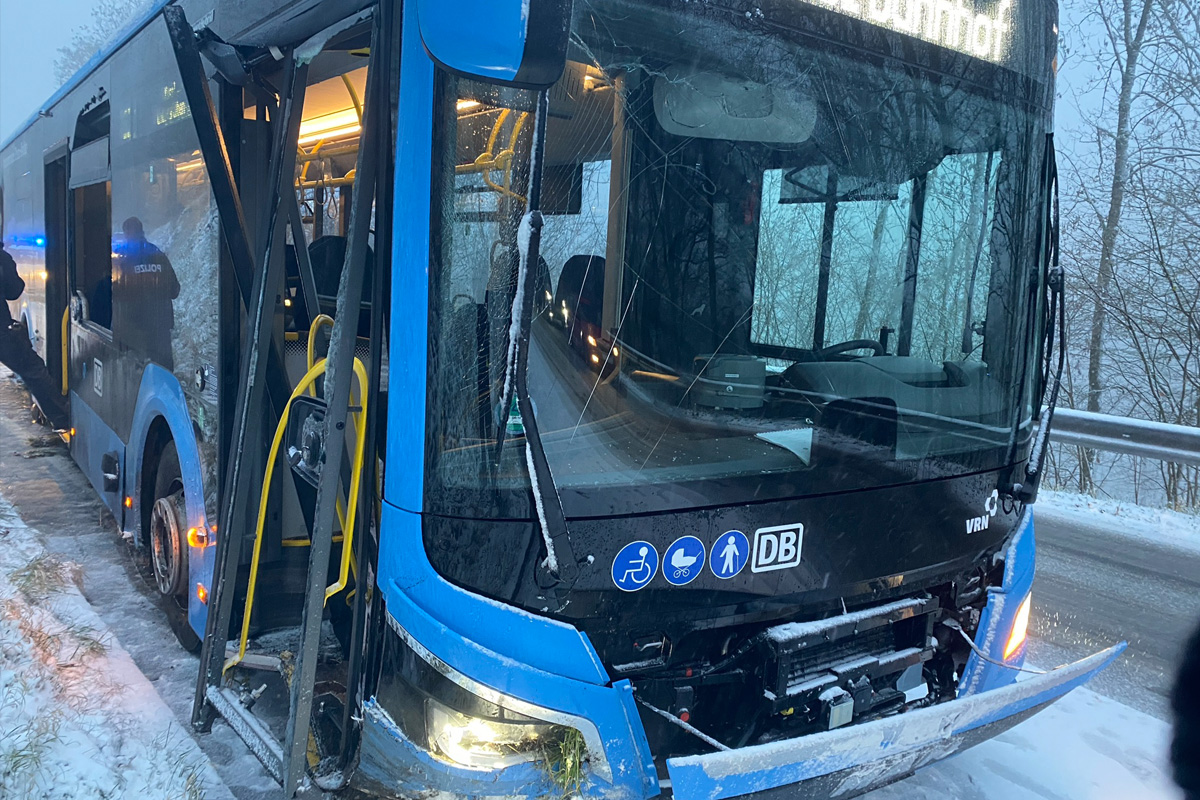 Thallichtenberg RP – Unfall von Schulbus auf schneeglatter Straße