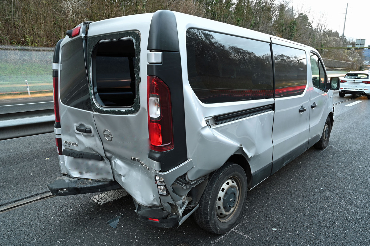 A14 Ebikon LU – Acht Personen nach Auffahrunfall im Spital