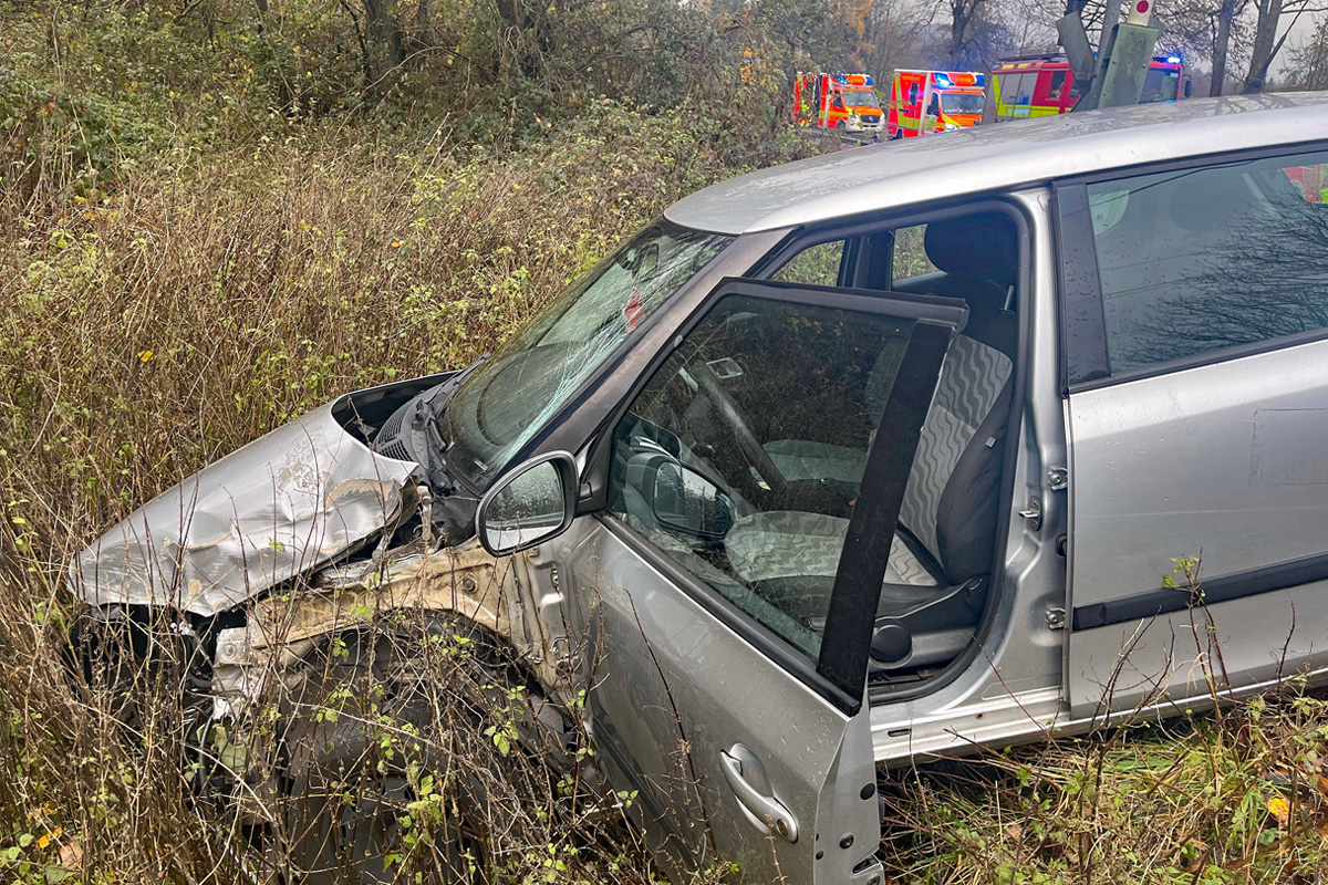 Velbert NW – Auto von Zug an Bahnübergang erfasst
