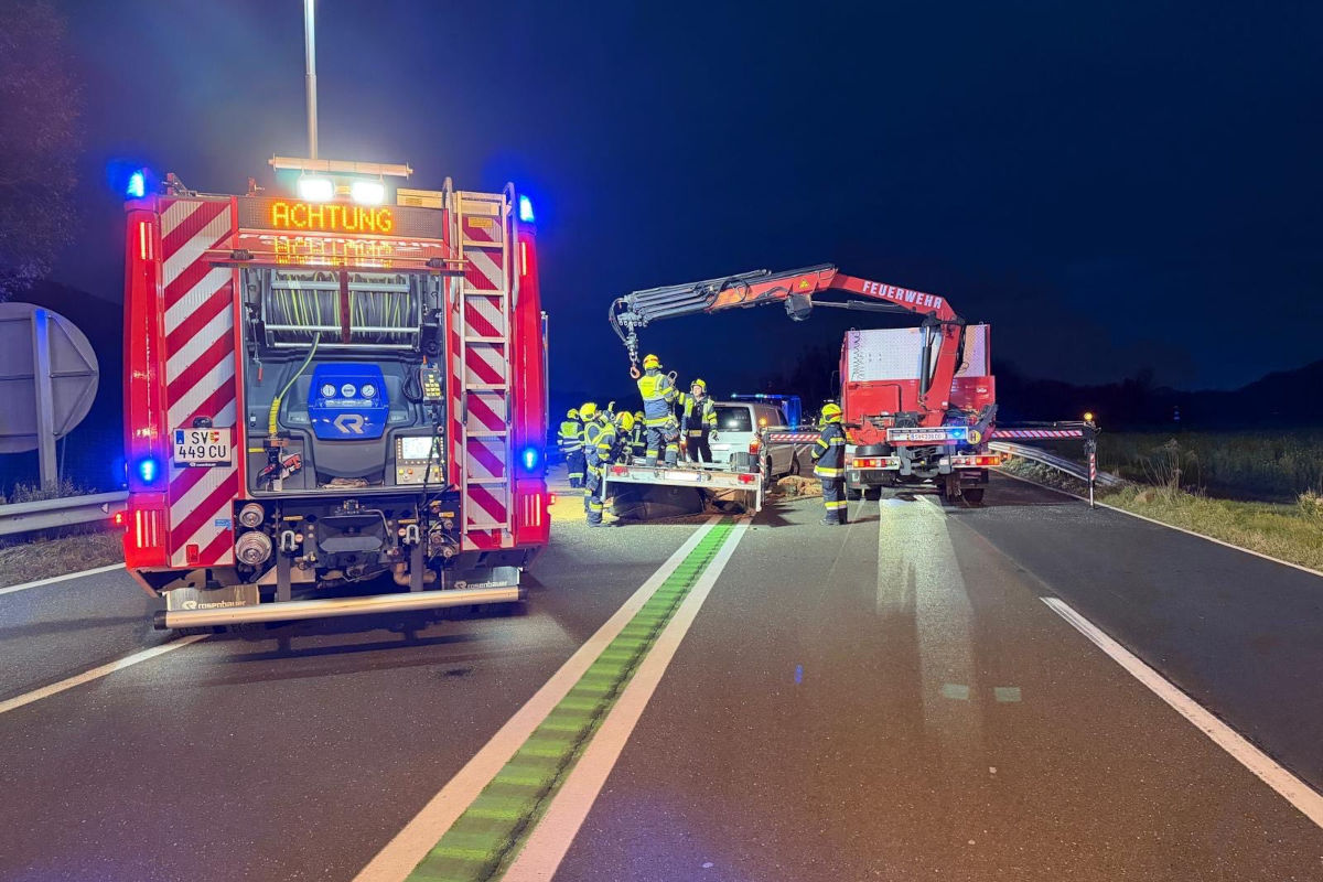 St. Veit an der Glan K – Anhänger mit Weizenladung kippt