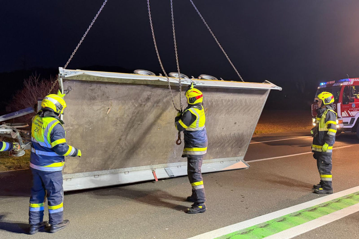 St. Veit an der Glan K – Anhänger mit Weizenladung kippt