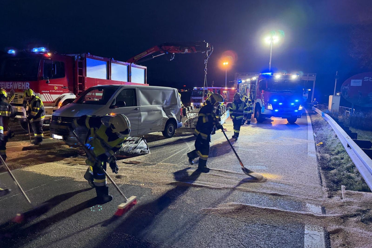 St. Veit an der Glan K – Anhänger mit Weizenladung kippt