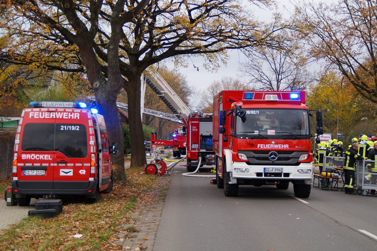 Eicklingen NI – Großeinsatz bei Dachstuhlbrand in Mehrfamilienhaus