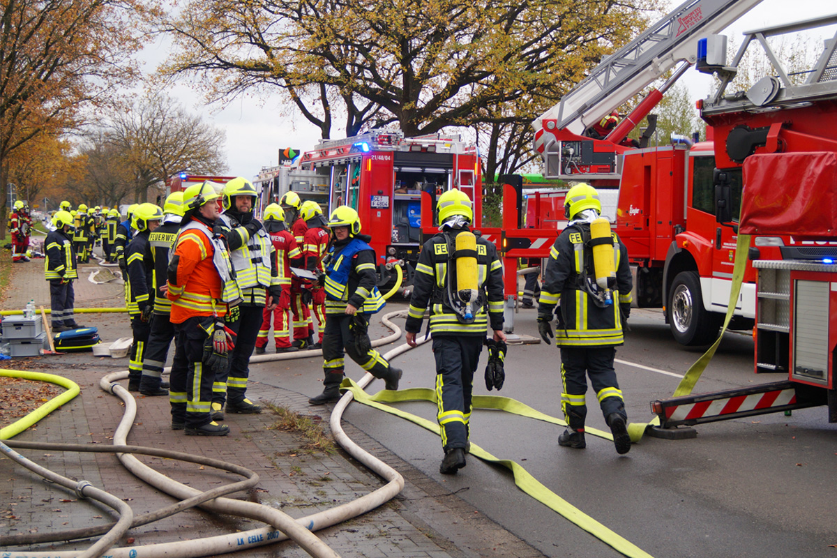 Eicklingen NI – Großeinsatz bei Dachstuhlbrand in Mehrfamilienhaus