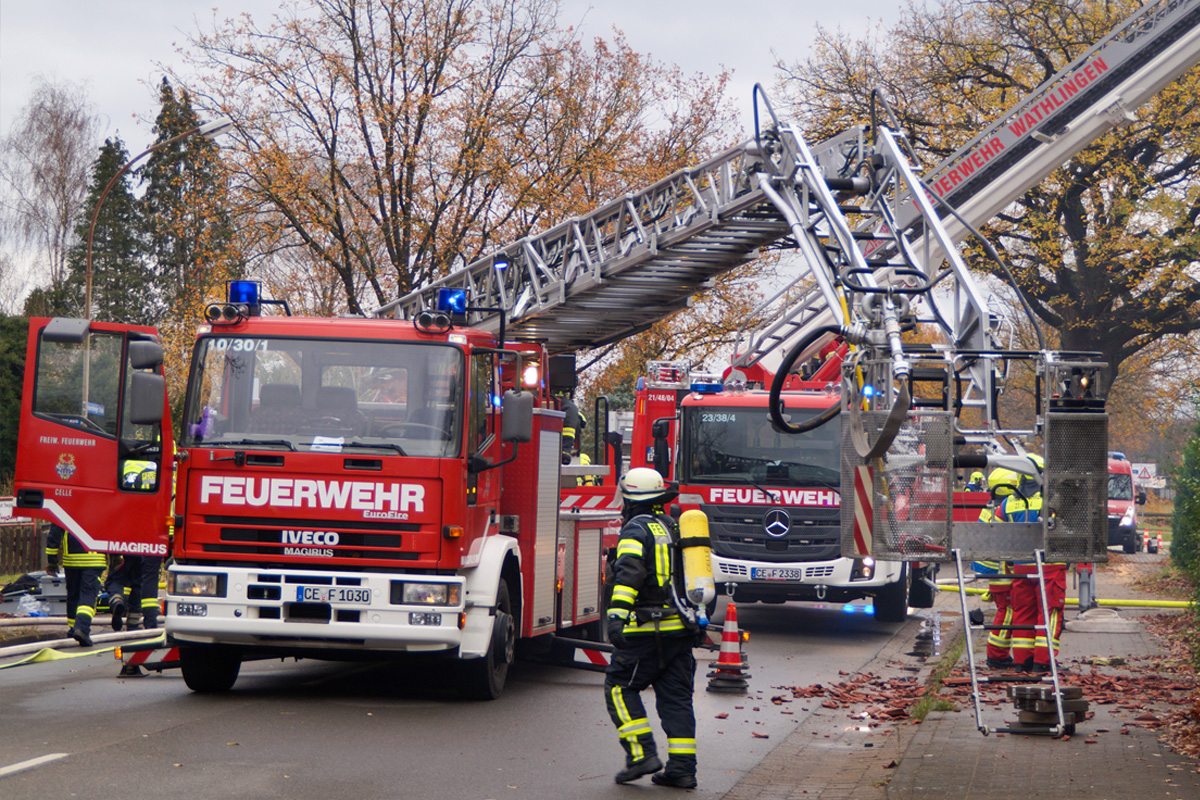 Eicklingen NI – Großeinsatz bei Dachstuhlbrand in Mehrfamilienhaus