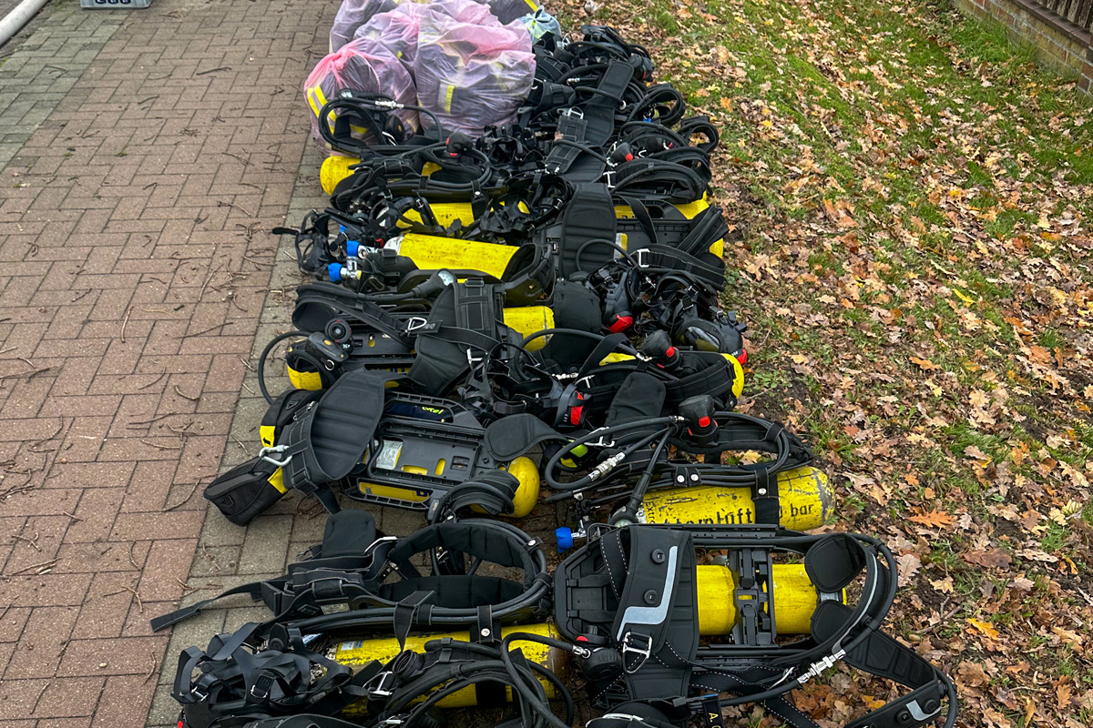 Eicklingen NI – Großeinsatz bei Dachstuhlbrand in Mehrfamilienhaus