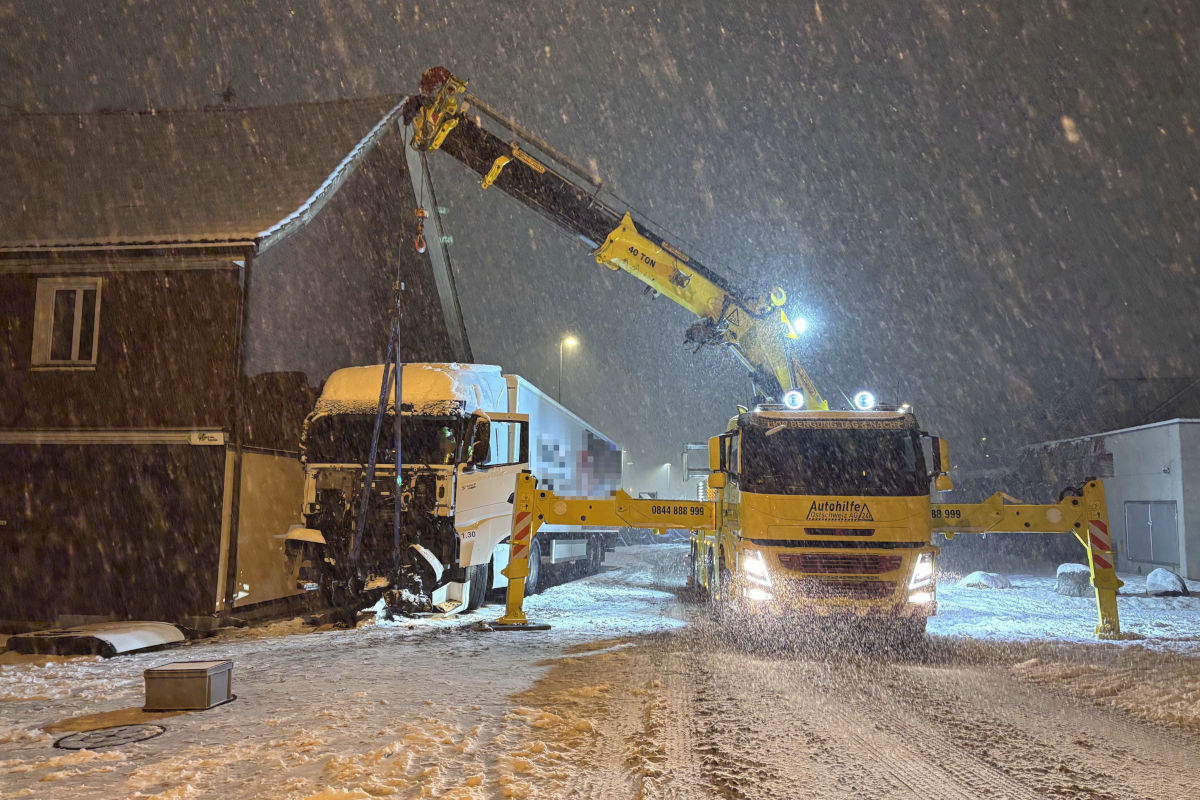 Unfall in Gossau SG – Lastwagen prallt gegen Mauer
