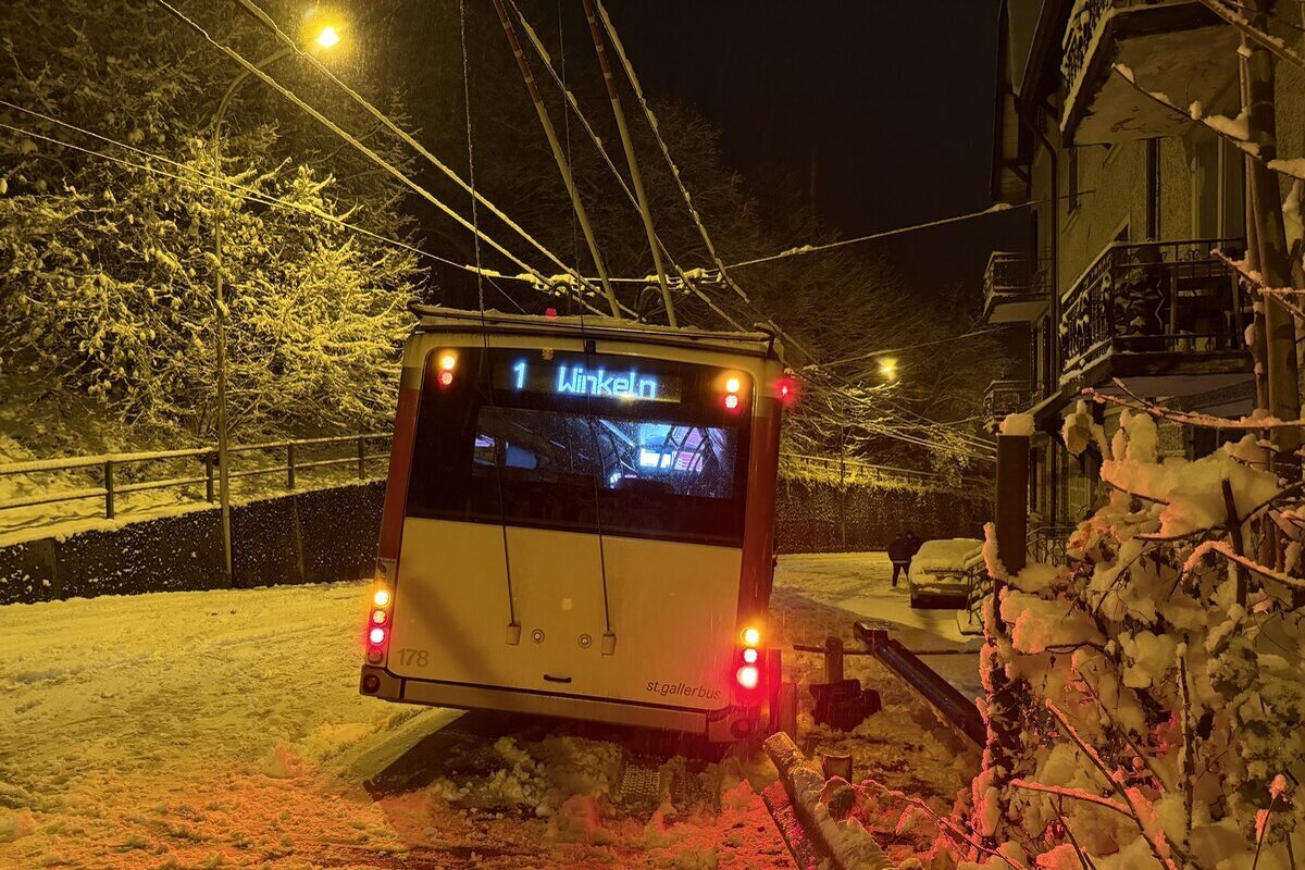St.Gallen – Bus steckt im Schnee fest
