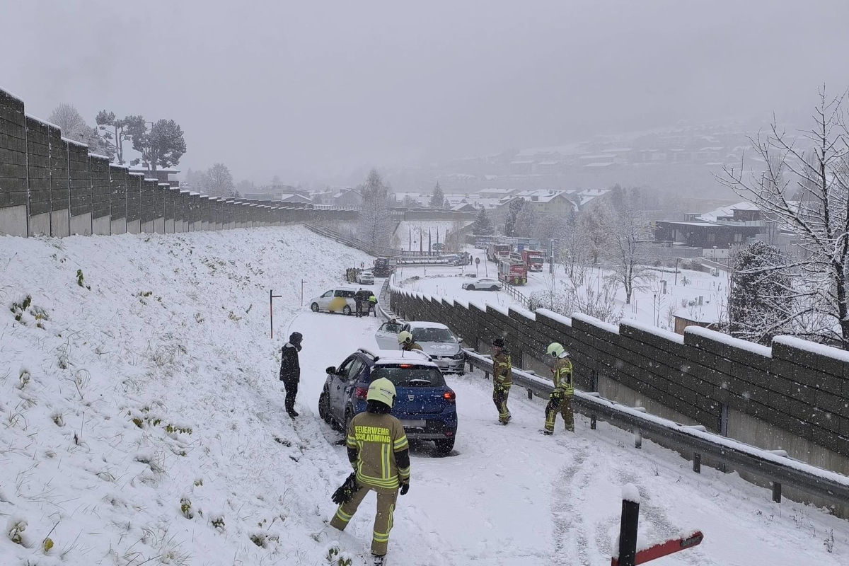 Schladming ST – Unfall auf eisglatter Fahrbahn