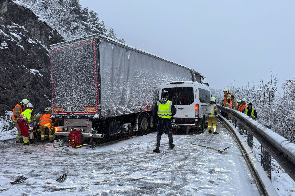 Zirl T – Unfall mit zwei Lkw bei winterlichen Verhältnissen