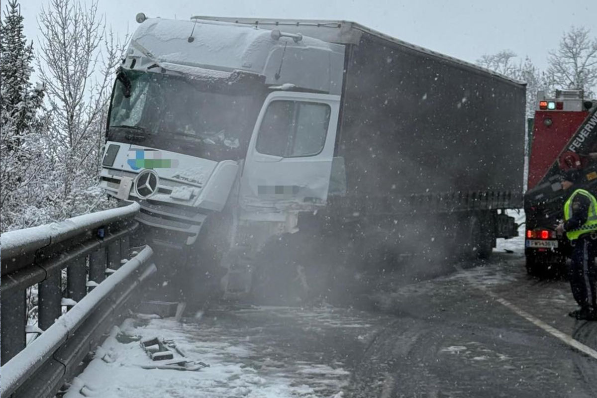 Zirl T – Unfall mit zwei Lkw bei winterlichen Verhältnissen