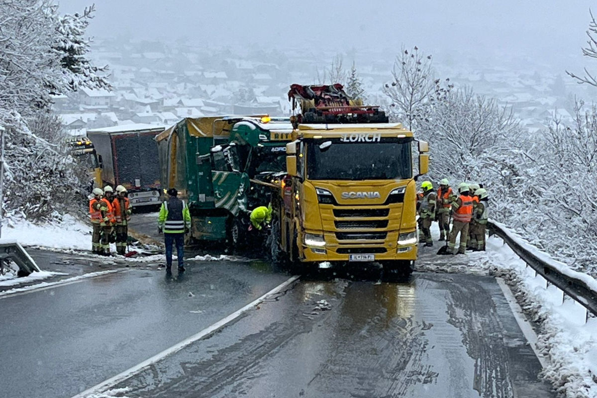 Zirl T – Unfall mit zwei Lkw bei winterlichen Verhältnissen